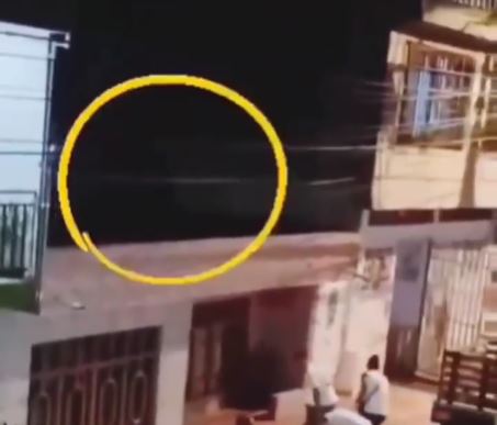 ¿De que las hay, las hay? Graban supuesta bruja en el barrio Comuneros 1 ¿De que las hay, las hay? Graban supuesta bruja en el barrio Comuneros El video donde habitantes del barrio Comuneros en Cali intentan cazar una supuesta bruja tiene conmocionados a los habitantes de la capital vallecaucana.