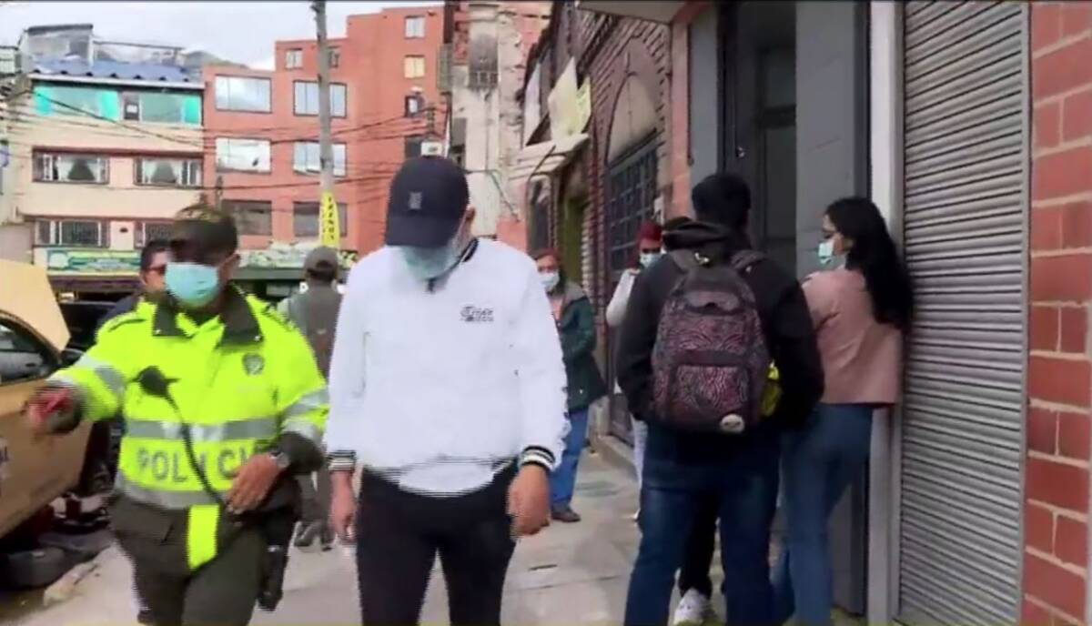 Legalizan la captura de Freddy Burbano por muerte de Karen En la tarde de este domingo, un juez de control de garantías legalizó la captura del cantante de música popular Freddy Burbano, quien estuvo involucrado en un accidente de tránsito donde perdió la vida una joven de 22 años de edad identificada como Karen Molina Luna.