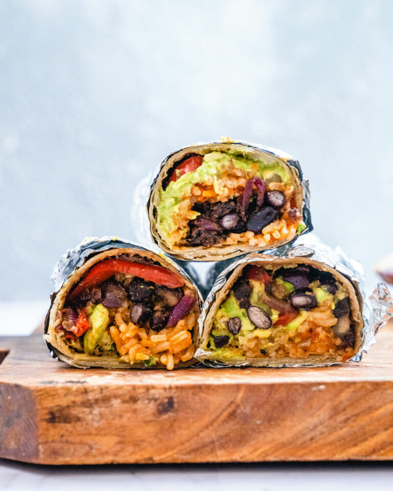 Burritos vegetarianos 1 Burritos vegetarianos La comida mexicana goza de gran popularidad en el mundo. Casi siempre es elogiada por los expertos en gastronomía, debido a sus sabores marcados y vistosos platos. En esta oportunidad, unos burritos rellenos de vegetales marcan la diferencia y son la opción ideal para quienes no consumen carnes.