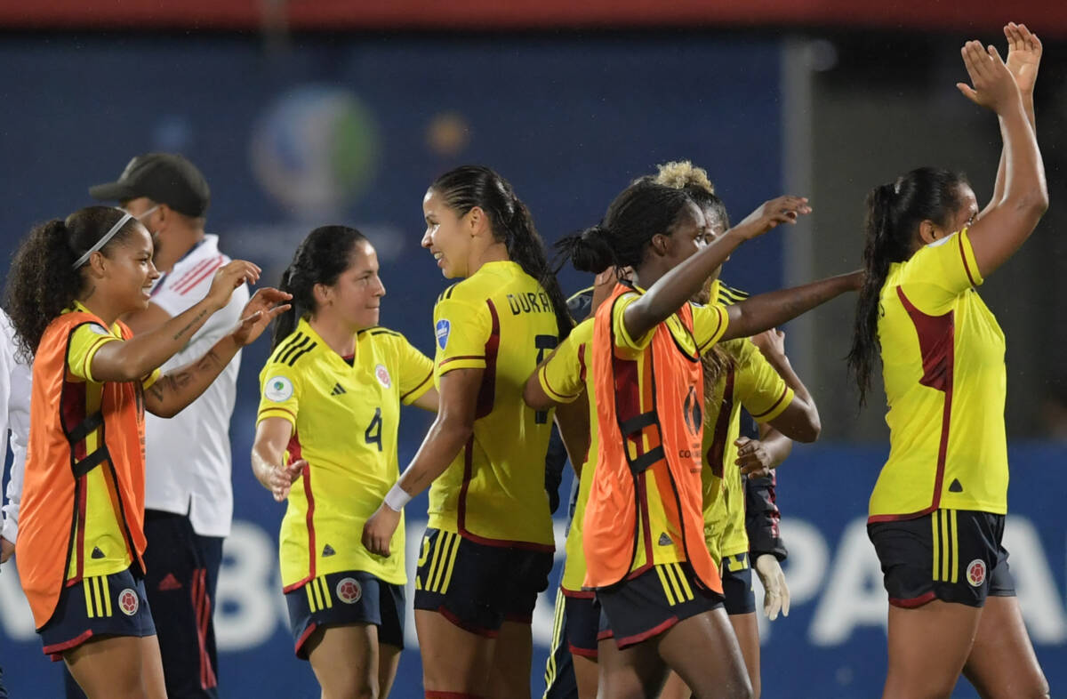 Las ‘Superpoderosas’: a la final de la Copa América Femenina 2 Las ‘Superpoderosas’: a la final de la Copa América Femenina Luego de 90 minutos de buen futbol y una tensión constante de principio a fin, en el estadio Alfonso López de Bucaramanga, la Selección Colombia superó a la escuadra argentina y se clasificó a la final de la tan anhelada Copa América Femenina.
