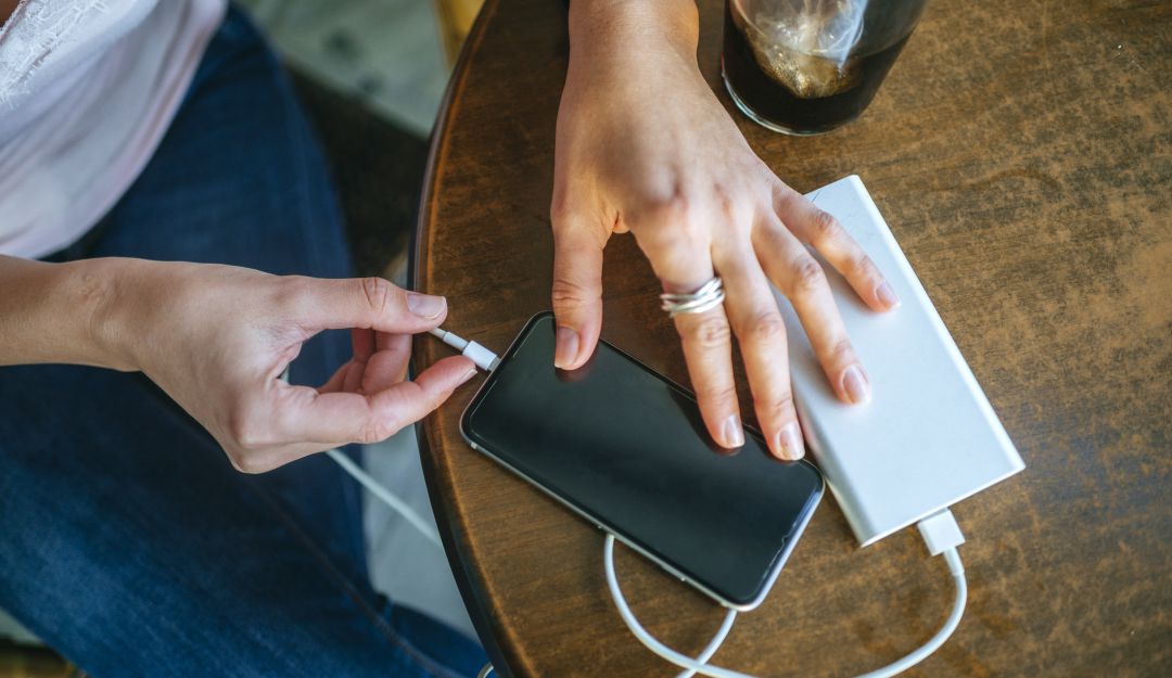 Tips para que el cable de su cargador le dure Si hay algo sin lo cual no podemos ‘sobrevivir’ en un mundo tecnológico, es sin un buen cable de carga de cualquier aparato o equipo que estemos usando. En estos tiempos en los que la carga inalámbrica aún no está en todo el auge que debería, conservar nuestro cable original cobra cada vez mayor precio.