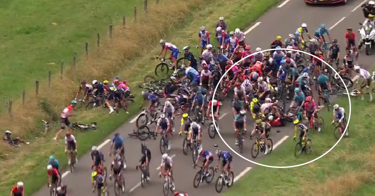 Tour de Francia: Nairo Quintana sufrió fuerte caída  Posterior a eso, el colombiano, Nairo Quintana, intentó esquivarlo, pero debido a la alta velocidad en la que iba terminó arrollándolo y se cayó de la bicicleta.