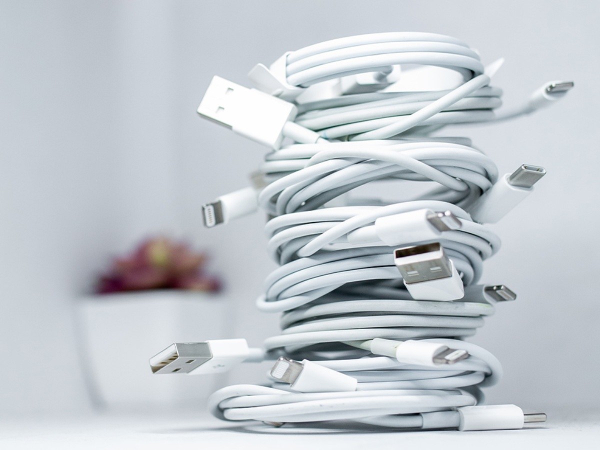 Tips para que el cable de su cargador le dure 2 Tips para que el cable de su cargador le dure Si hay algo sin lo cual no podemos ‘sobrevivir’ en un mundo tecnológico, es sin un buen cable de carga de cualquier aparato o equipo que estemos usando. En estos tiempos en los que la carga inalámbrica aún no está en todo el auge que debería, conservar nuestro cable original cobra cada vez mayor precio.