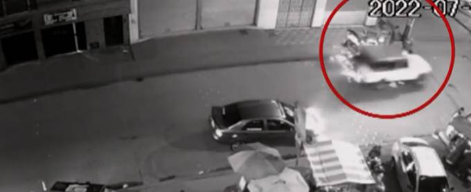 Conductor sin frenos se estrelló con dos autos y dejó varios heridos 2 Conductor sin frenos se estrelló con dos autos y dejó varios heridos En las horas de la madrugada de este martes, una camioneta que, al aparecer, iba sin frenos chocó con dos vehículos, en el barrio San Francisco, en la localidad de Ciudad Bolívar.