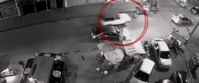 Conductor sin frenos se estrelló con dos autos y dejó varios heridos 1 Conductor sin frenos se estrelló con dos autos y dejó varios heridos En las horas de la madrugada de este martes, una camioneta que, al aparecer, iba sin frenos chocó con dos vehículos, en el barrio San Francisco, en la localidad de Ciudad Bolívar.