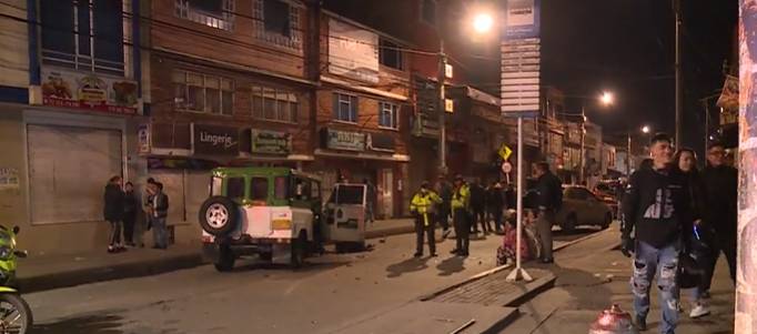 Conductor sin frenos se estrelló con dos autos y dejó varios heridos En las horas de la madrugada de este martes, una camioneta que, al aparecer, iba sin frenos chocó con dos vehículos, en el barrio San Francisco, en la localidad de Ciudad Bolívar.
