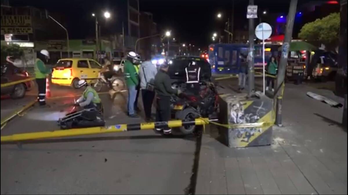 Ladrones que se robaron una camioneta en San Cristóbal se estrellaron cuando escapaban En horas de la noche de este miércoles, un conductor de una camioneta fue intimidado por varios sujetos en el barrio 20 de julio de la localidad de San Cristóbal, para despojarlo de sus pertenencias y su vehículo.