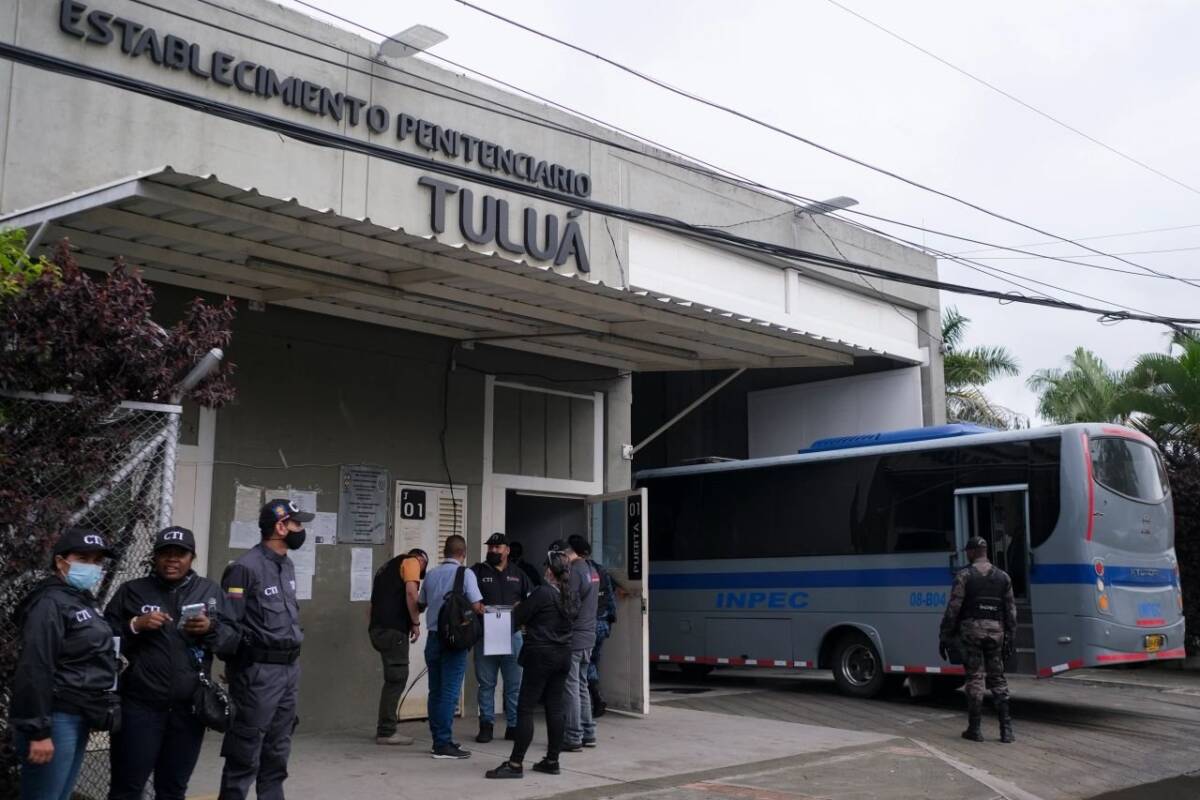Denuncian que antes del incendio de la cárcel de Tuluá, ya habían 30 muertos Este viernes se conoció por parte de Corpifamco que, presuntamente, previo al incendio al interior de la cárcel de Tuluá, se habría presentado una fuerte riña al interior del pabellón 8 a eso de las 7:30 de la noche y no en la madrugada, como denunció el Inpec.