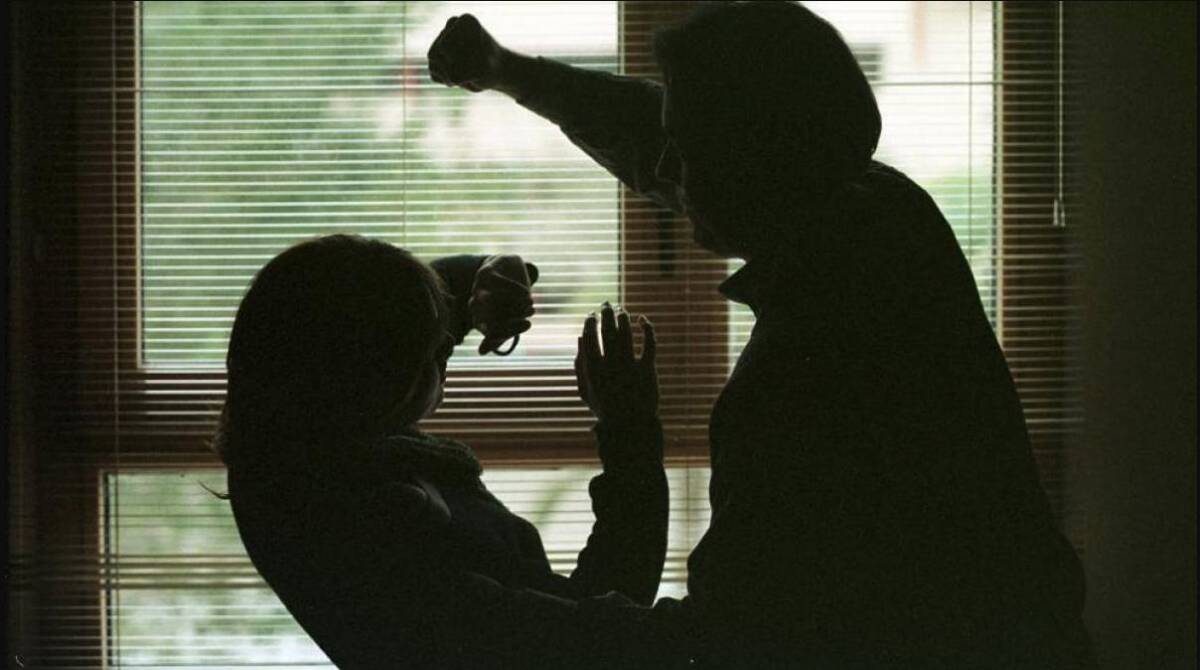 6 años de prisión para hombre golpeó brutalmente a su pareja Se trata de Jhon Derian Ospina Gómez, quien, en un acto violento, golpeó contra el pavimento y le fracturó el brazo a su pareja sentimental.
