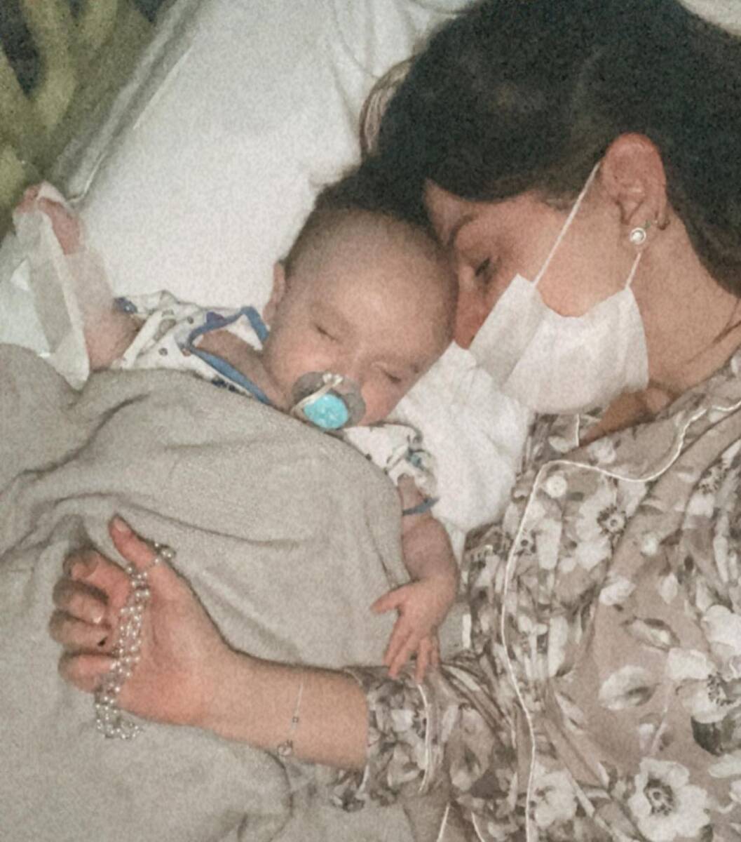 Las lágrimas de Carolina Cruz por la salud de su hijo Salvador 1 Las lágrimas de Carolina Cruz por la salud de su hijo Salvador En las últimas horas, por medio de sus historias de Instagram , la presentadora Carolina Cruz reveló entre lágrimas a sus seguidores cómo se encuentra la salud de su hijo Salvador.