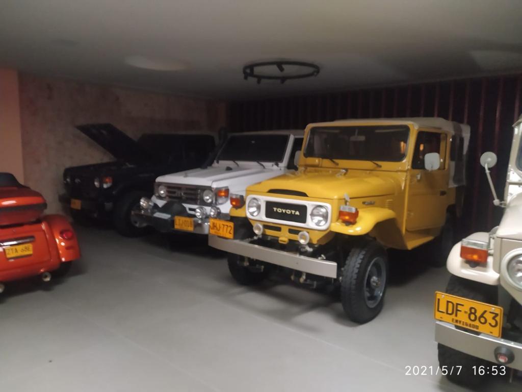 Los lujos y las excentricidades de ‘Falcón’: tenía una colección de Ferraris 5 Los lujos y las excentricidades de ‘Falcón’: tenía una colección de Ferraris Juan José Valencia Zuluaga, más conocido como alias 'Falcón', era la mano derecha de ‘Otoniel’ y fue capturado por las autoridades en mayo del año pasado por ser acusado por las autoridades como el jefe de finanzas del Clan del Golfo, cargo que lo llevó a darse muchos lujos y excentricidades.