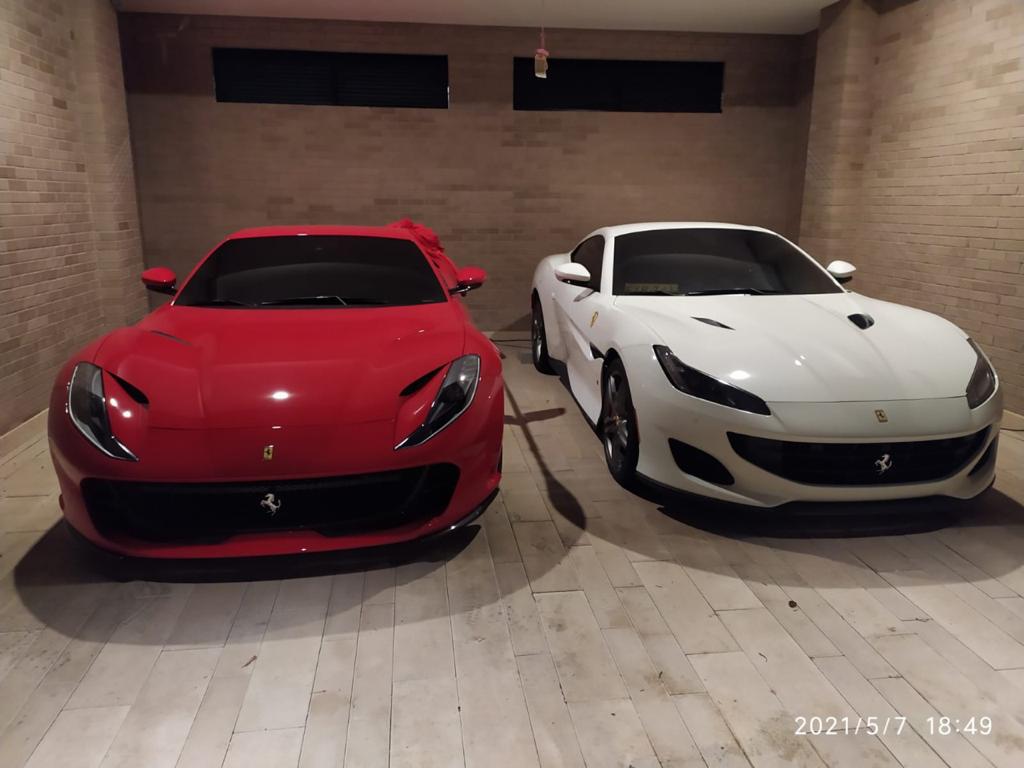 Los lujos y las excentricidades de ‘Falcón’: tenía una colección de Ferraris 2 Los lujos y las excentricidades de ‘Falcón’: tenía una colección de Ferraris Juan José Valencia Zuluaga, más conocido como alias 'Falcón', era la mano derecha de ‘Otoniel’ y fue capturado por las autoridades en mayo del año pasado por ser acusado por las autoridades como el jefe de finanzas del Clan del Golfo, cargo que lo llevó a darse muchos lujos y excentricidades.
