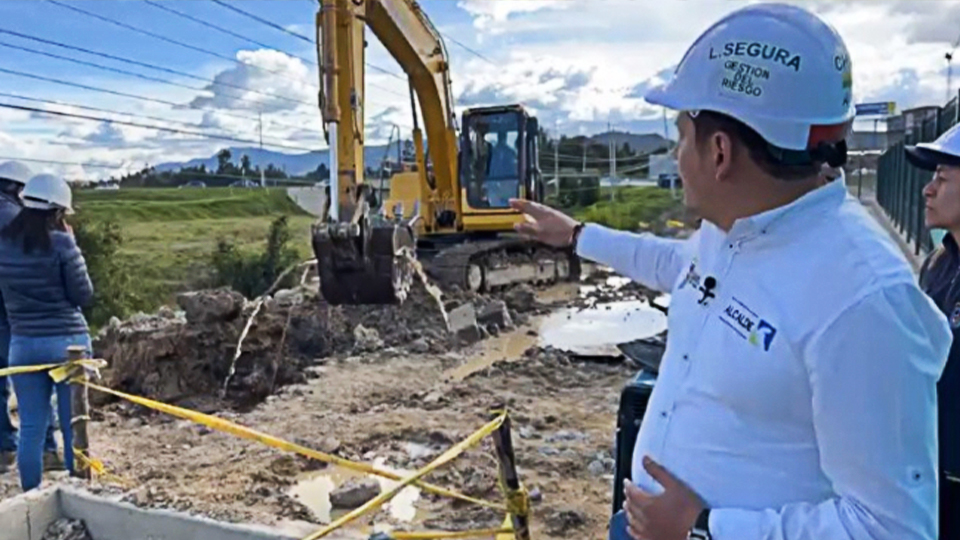 70% de la población en Chía se encuentra sin agua por daño en una tubería 2 70% de la población en Chía se encuentra sin agua por daño en una tubería En las últimas horas se registró un daño en un tubo matriz del Acueducto en Chía, debido a la emergencia, la Alcaldía municipal anunció que se suspendieron las clases en lo colegios oficiales.