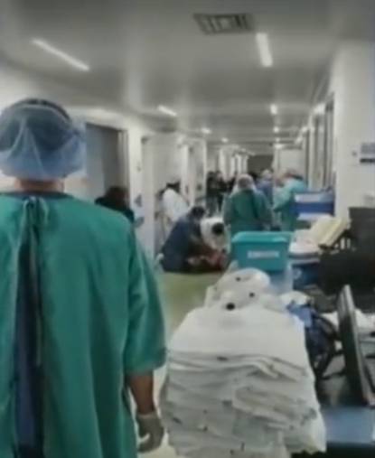 Enfurecido paciente agredió al personal de salud en la clínica Palermo y dejó 4 personas heridas 1 Enfurecido paciente agredió al personal de salud en la clínica Palermo y dejó 4 personas heridas En la madrugada de este lunes se vivieron momentos de tensión y pánico en la clínica Palermo, ubicada en la localidad de Teusaquillo, cuando un paciente que llegó de urgencia, comenzó a atacar al personal médico.