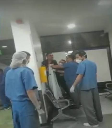 Enfurecido paciente agredió al personal de salud en la clínica Palermo y dejó 4 personas heridas 2 Enfurecido paciente agredió al personal de salud en la clínica Palermo y dejó 4 personas heridas En la madrugada de este lunes se vivieron momentos de tensión y pánico en la clínica Palermo, ubicada en la localidad de Teusaquillo, cuando un paciente que llegó de urgencia, comenzó a atacar al personal médico.