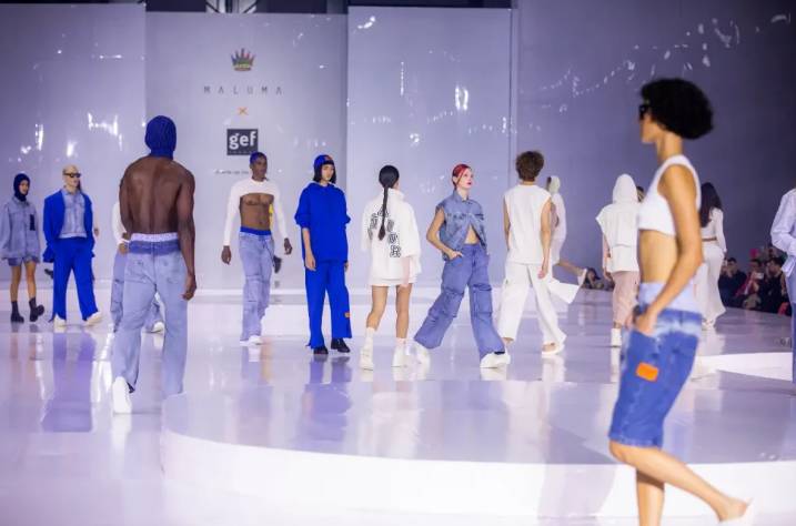 Maluma envió mensaje de inclusión y libertad con su colección de ropa 3 Maluma envió mensaje de inclusión y libertad con su colección de ropa Maluma llevó toda su energía creativa al mundo de la moda para enviar un mensaje de inclusión y libertad con una colección para la marca de ropa GEF.
