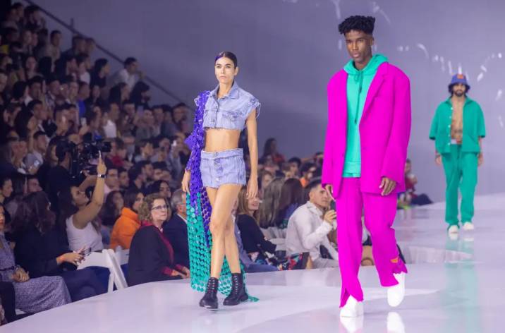 Maluma envió mensaje de inclusión y libertad con su colección de ropa 1 Maluma envió mensaje de inclusión y libertad con su colección de ropa Maluma llevó toda su energía creativa al mundo de la moda para enviar un mensaje de inclusión y libertad con una colección para la marca de ropa GEF.