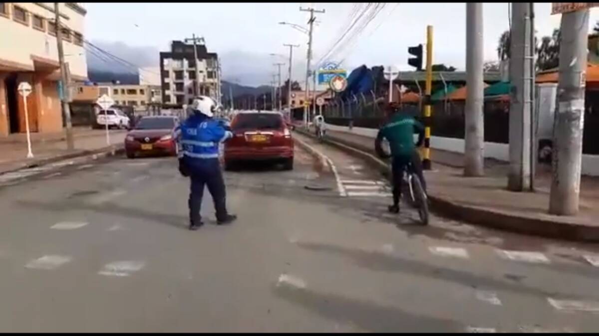 ¿Borracho? Concejal de Chía se le escapó a policías de tránsito 5 ¿Borracho? Concejal de Chía se le escapó a policías de tránsito El concejal del municipio de Chía, Cundinamarca César Camilo Hernández está en el ojo del huracán tras huir de la policía de tránsito, al parecer, porque estaba con unos traguitos de más.