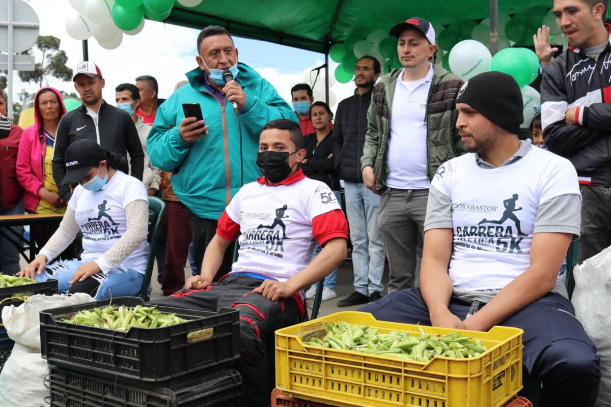 El campeonato del "desgranado de arvejas" que se realiza en Corabastos 7 El campeonato del "desgranado de arvejas" que se realiza en Corabastos La competencia se desarrolló en plena plaza de mercado de Corabastos; un evento que se realiza hace más de 5 años, con premios para el primero, segundo y tercer lugar.