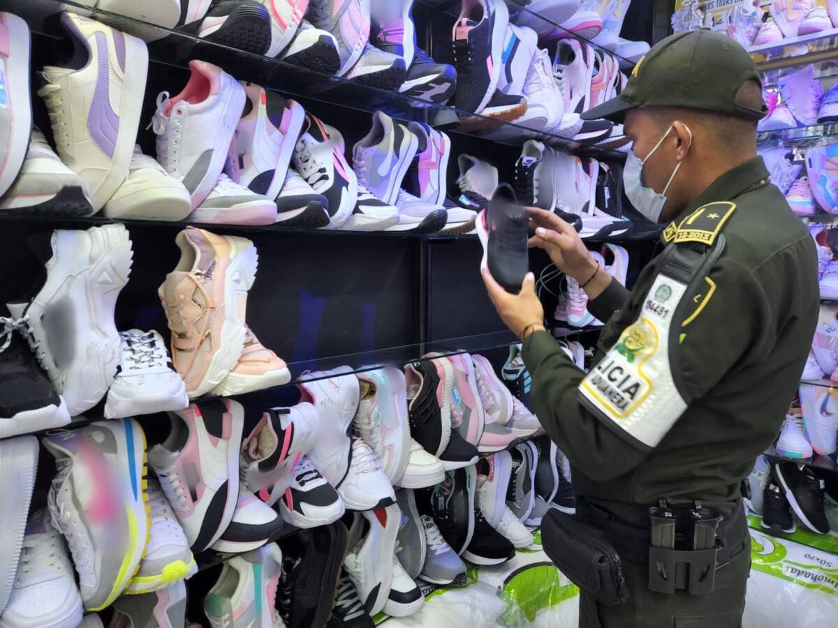 Duro golpe al contrabando en la capital del país En las últimas horas, la Policía Fiscal y Aduanera, Polfa, gracias los controles aduaneros que adelantan, logró la aprehensión de mercancías por un valor comercial de 1.500 millones de pesos.
