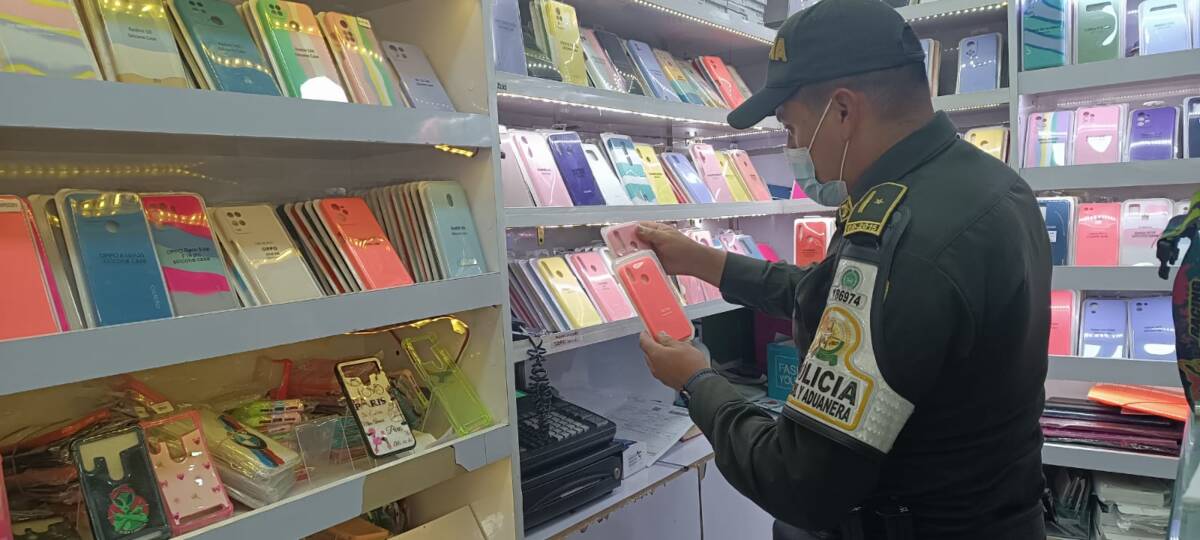 Duro golpe al contrabando en la capital del país En las últimas horas, la Policía Fiscal y Aduanera, Polfa, gracias los controles aduaneros que adelantan, logró la aprehensión de mercancías por un valor comercial de 1.500 millones de pesos.