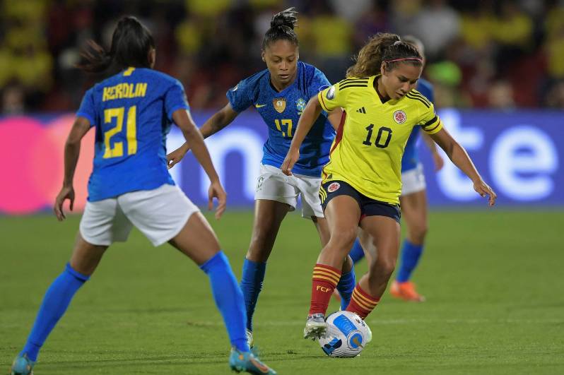 Colombia no pudo derrotar a Brasil en la Copa América Femenina 1 Colombia no pudo derrotar a Brasil en la Copa América Femenina Con el estadio Alfonso López de Bucaramanga lleno, Brasil venció 0-1 a Colombia en la final de la Copa América Femenina, tras una anotación, desde el punto del tiro penal, por parte de Debinha en el primer tiempo.