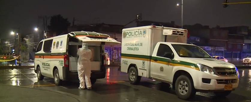 Accidentes viales en Bogotá: ciclista y peatón perdieron la vida El primer caso se presentó en la avenida NQS, a la altura de calle 30 sur, en el sector de Villa Mayor, donde un ciclista fue embestido por un auto particular, que luego del accidente se dio ala fuga.