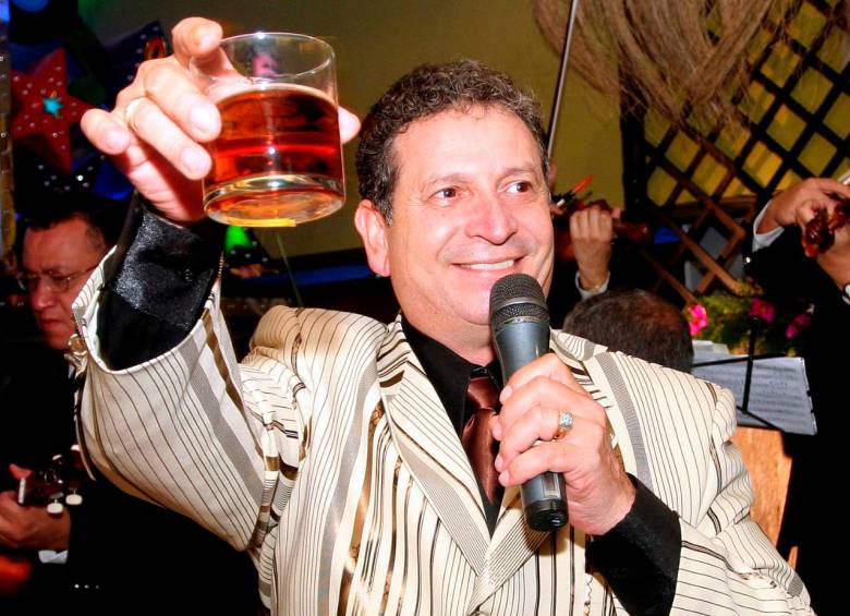 ¡Increíble! Revelan secreto de Darío Gómez que nadie conocía Un 'chisme bomba' del queridísimo Darío Gómez hizo explotar las redes sociales.Ni siquiera se ha cumplido el mes del fallecimiento de 'El Rey del Despecho' y ya salió a la luz una información que desató un sinfín de comentarios en el mundo digital.