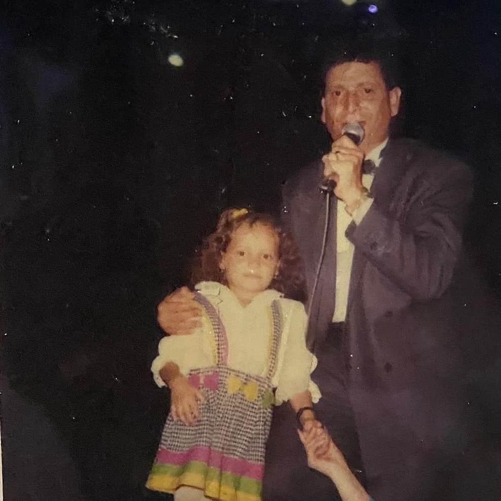 Así despide Daniela a su abuelo Darío Gómez El clásico 'Daniela' lo inspiró la joven, de 26 años, la nieta de Darío Gómez. En esta canción el artista relató la triste historia de la muerte de su hija que dejó a una pequeña huérfana.