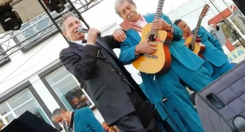 El guitarrista de Darío Gómez reveló cómo se le "aparecio" el artista luego de su muerte 1 El guitarrista de Darío Gómez reveló cómo se le "aparecio" el artista luego de su muerte Uno de los guitarristas que acompañó por mucho tiempo al "Rey del Despecho" contó que vio a Darío Gómez y que él lo abrazó.