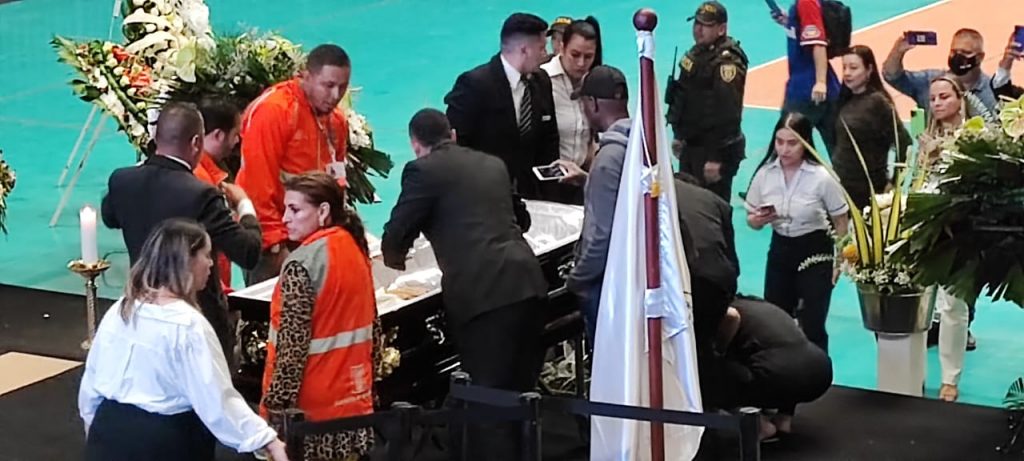 Esmad hizo presencia en homenaje a Darío Gómez Una multitud de personas llegaron hasta el coliseo Yesid Santos, en la Unidad Deportiva Atanasio Girardot, para darle el último adiós a su ídolo musical Darío Gómez. Debido a la gran cantidad de personas que decidieron asistir al lugar donde se encontraba el cuerpo del artista en cámara ardiente, fue necesaria la presencia del Esmad.