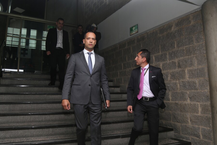 Dejan en libertadad al abogado Diego Cadena por vencimiento de términos 1 Dejan en libertadad al abogado Diego Cadena por vencimiento de términos El juez 46 de Control de Garantías de Bogotá dejó en libertad al abogado Diego Cadena, investigado por presunta manipulación de testigos a favor del expresidente Álvaro Uribe, luego de indicar que, en este proceso, han pasado más de 240 días desde la radicación del escrito de acusación sin que haya iniciado la audiencia de juicio oral.