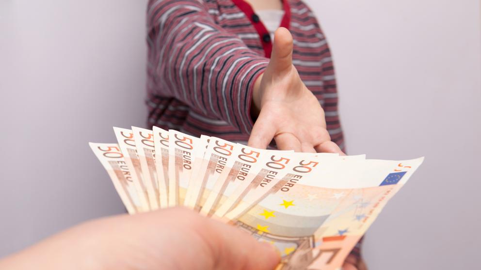 Niño repartió los ahorros de sus padres entre sus compañeros de clase 1 Niño repartió los ahorros de sus padres entre sus compañeros de clase Un niño de 10 años tomo sin permiso los ahorros de sus padres y se los llevó para su colegio, donde comenzó a repartírselos a sus compañeros de clase. El hecho se presentó en Argentina.