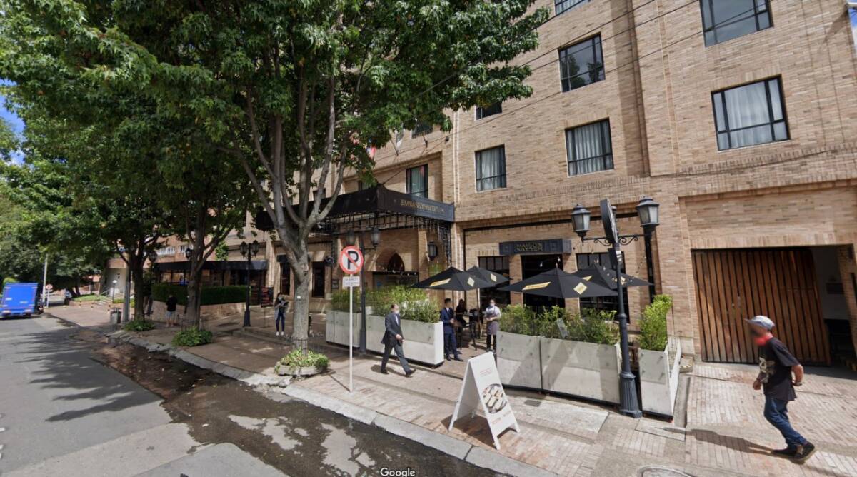 Diplomático se habría lanzado de la ventana de un hotel por desamor Estremecedoras y desoladoras, así fueron las primeras horas de ayer en un exclusivo hotel ubicado en la zona G de Chapinero, donde un diplomático de Kazajistán (país de Asia Central) murió bajo extrañas circunstancias dentro de sus instalaciones.
