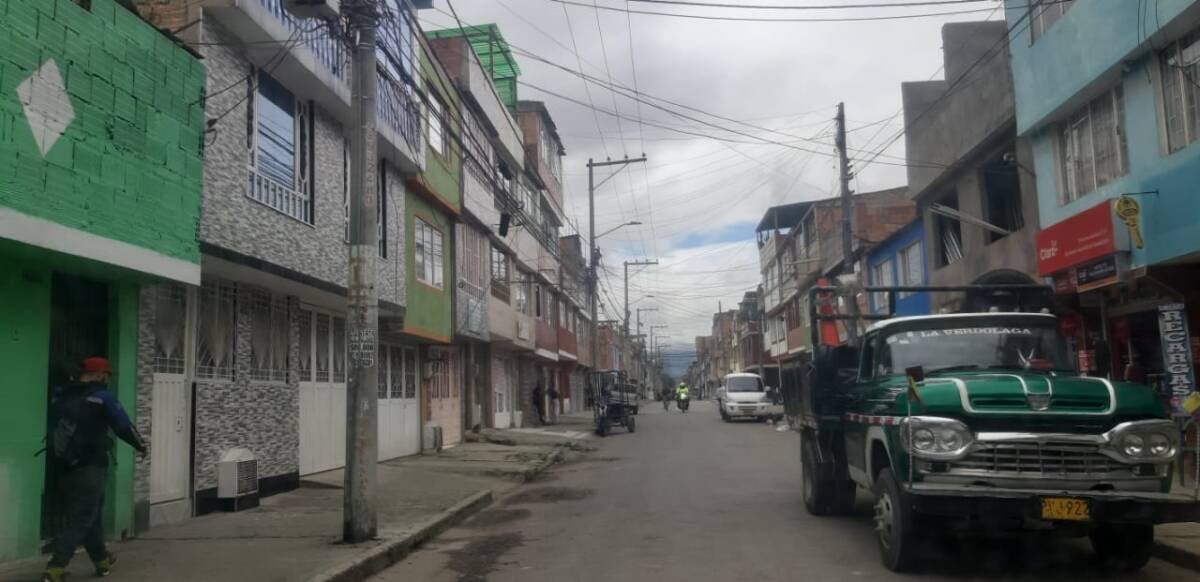 Discusión de pareja terminó en tragedia en Bosa El sábado en la noche, una pareja decidió salir a compartir unos tragos con varios amigos a un establecimiento comercial de Bosa. La rumba transcurrió sin problemas y duraron allí gran parte de la noche. Luego, decidieron irse a la casa de uno de los hombres que departía junto a ellos.