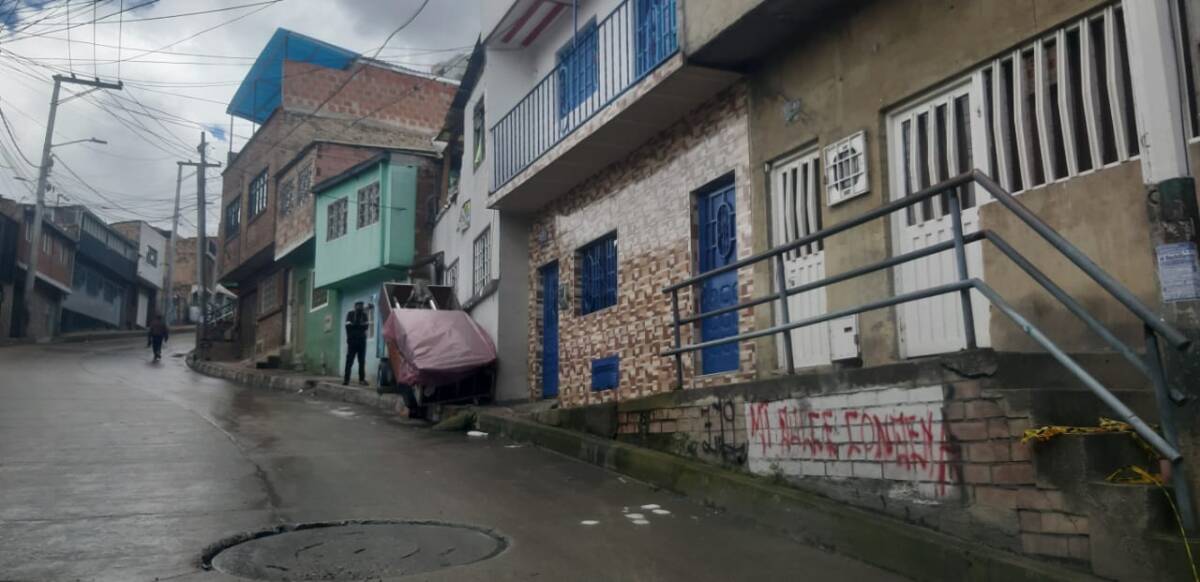 Dos heridos y un muerto dejó riña en Rafael Uribe Confusos hechos rodean una balacera que se presentó la noche del martes en el barrio La Resurrección, en Rafael Uribe Uribe, en el centro oriente de la capital. Tras un cruce de disparos, dos personas resultaron heridas y una tercera falleció.