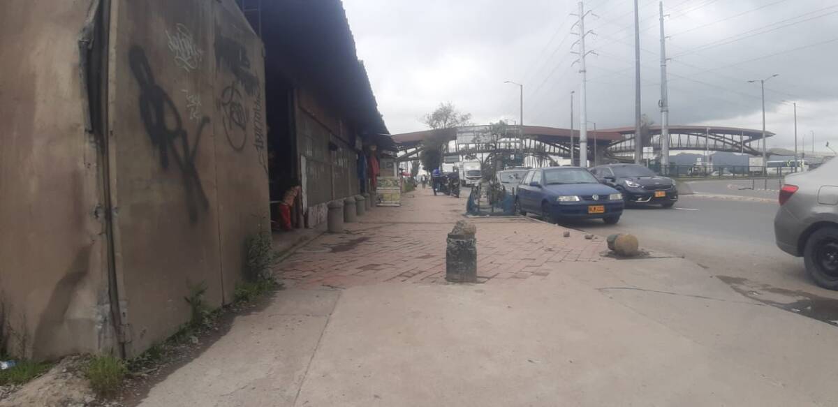 Su cuñado lo mató de una puñalada al cuello De este grupo, dos cuñados entraron al bar llamado ‘Puente de Guadua’ (por su cercanía con el puente del mismo nombre), el cual es también un piqueteadero. Don José Edgar Pedreros, un padre y abuelo, entró al sitio con su cuñado Víctor Alfredo Riaño. Iban a por unas ‘polas’ después del turno, pero con el paso del tiempo el ambiente se volvió violento.