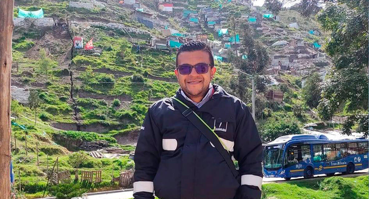 Investigan la misteriosa muerte de Édison en Usme 3 Investigan la misteriosa muerte de Édison en Usme Un gran enigma se ha desplegado en las calles del barrio Usminia, en la localidad de Usme, por el terrible hallazgo de un muchacho que fue hallado sin vida dentro de una humilde vivienda de la zona.