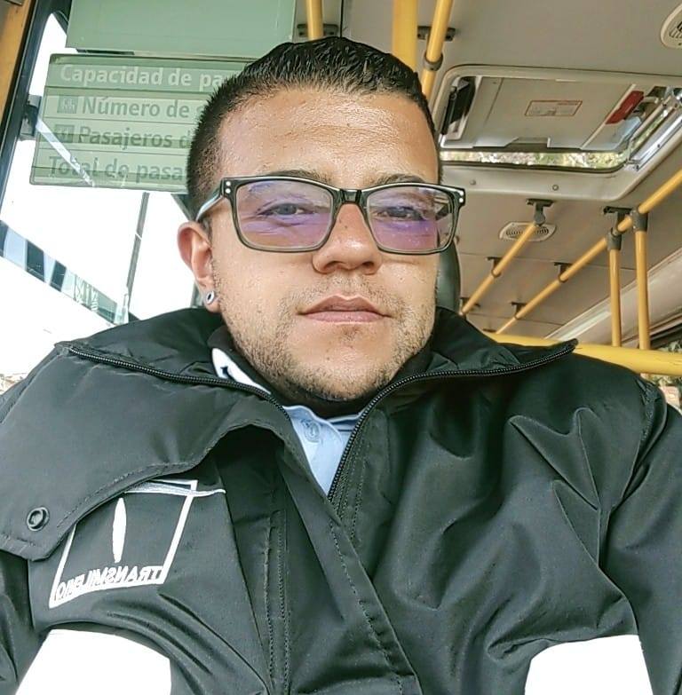 Investigan la misteriosa muerte de Édison en Usme Un gran enigma se ha desplegado en las calles del barrio Usminia, en la localidad de Usme, por el terrible hallazgo de un muchacho que fue hallado sin vida dentro de una humilde vivienda de la zona.