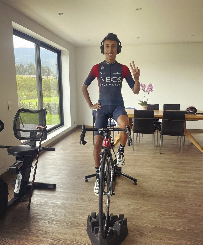 Egan Bernal volvería a competir en un mes 1 Egan Bernal volvería a competir en un mes Desde que el ciclista colombiano Egan Bernal sufrió un accidente que lo alejó de las competencias y que por poco le cuesta la vida, se conoció que al parecer su regreso al deporte se daría en un mes.