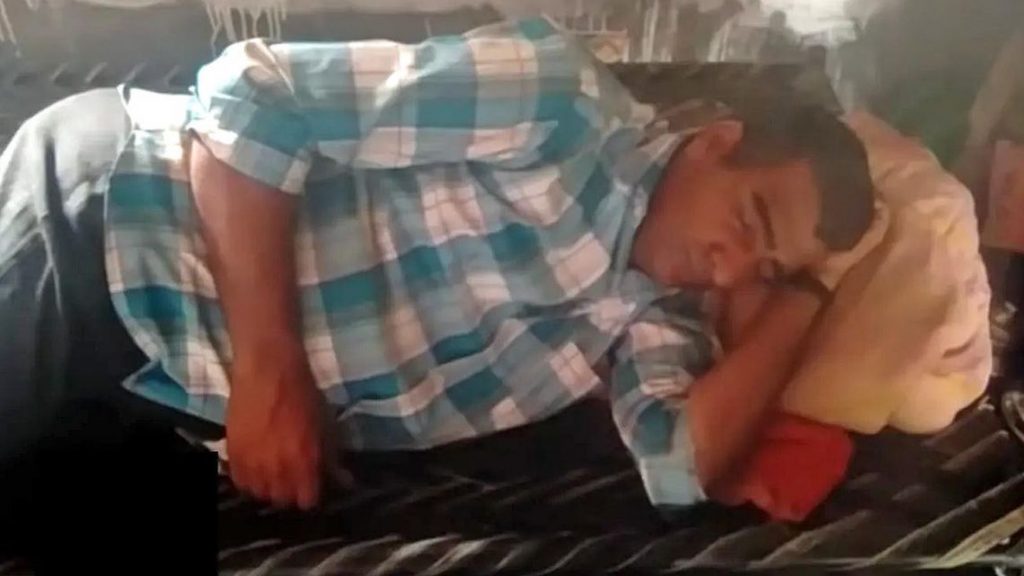 Hombre en la India duerme 300 días al año 1 Hombre en la India duerme 300 días al año Mientras unos tienen problemas de sueño y no pueden dormir bien, otros como Pukhram, un hombre de la India, duerme es en exceso, tanto que lo llaman el bello durmiento.