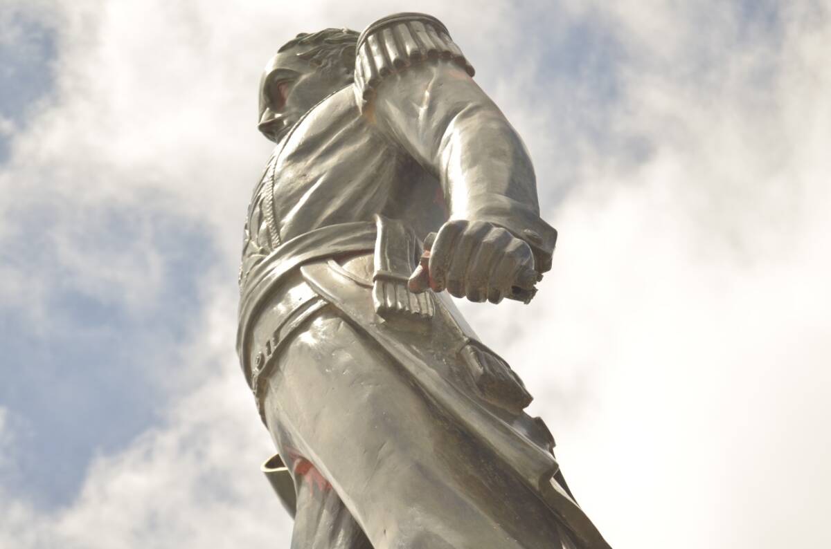 Vandalizan estatua de Bolívar en El Paraíso 1 Vandalizan estatua de Bolívar en El Paraíso En la localidad que lleva su histórico apellido, se están robando, parte a parte, la estatua del Simón ‘Bolívar Orador’. Tan solo esta semana, el Bolívar quedó sin mano y vandalizado con pintura de aerosol.