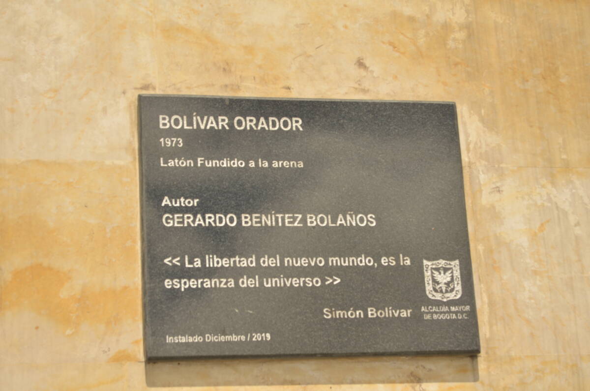 Vandalizan estatua de Bolívar en El Paraíso 2 Vandalizan estatua de Bolívar en El Paraíso En la localidad que lleva su histórico apellido, se están robando, parte a parte, la estatua del Simón ‘Bolívar Orador’. Tan solo esta semana, el Bolívar quedó sin mano y vandalizado con pintura de aerosol.