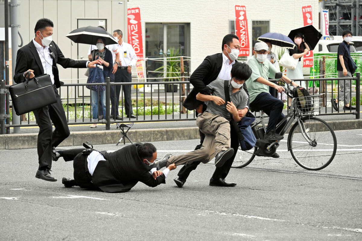Video: El momento del crimen del ex primer ministro de Japón 1 Video: El momento del crimen del ex primer ministro de Japón El ataque contra el exprimer ministro de Japón, Shinzo Abe, tuvo lugar en un mitin para las elecciones senatoriales del domingo.