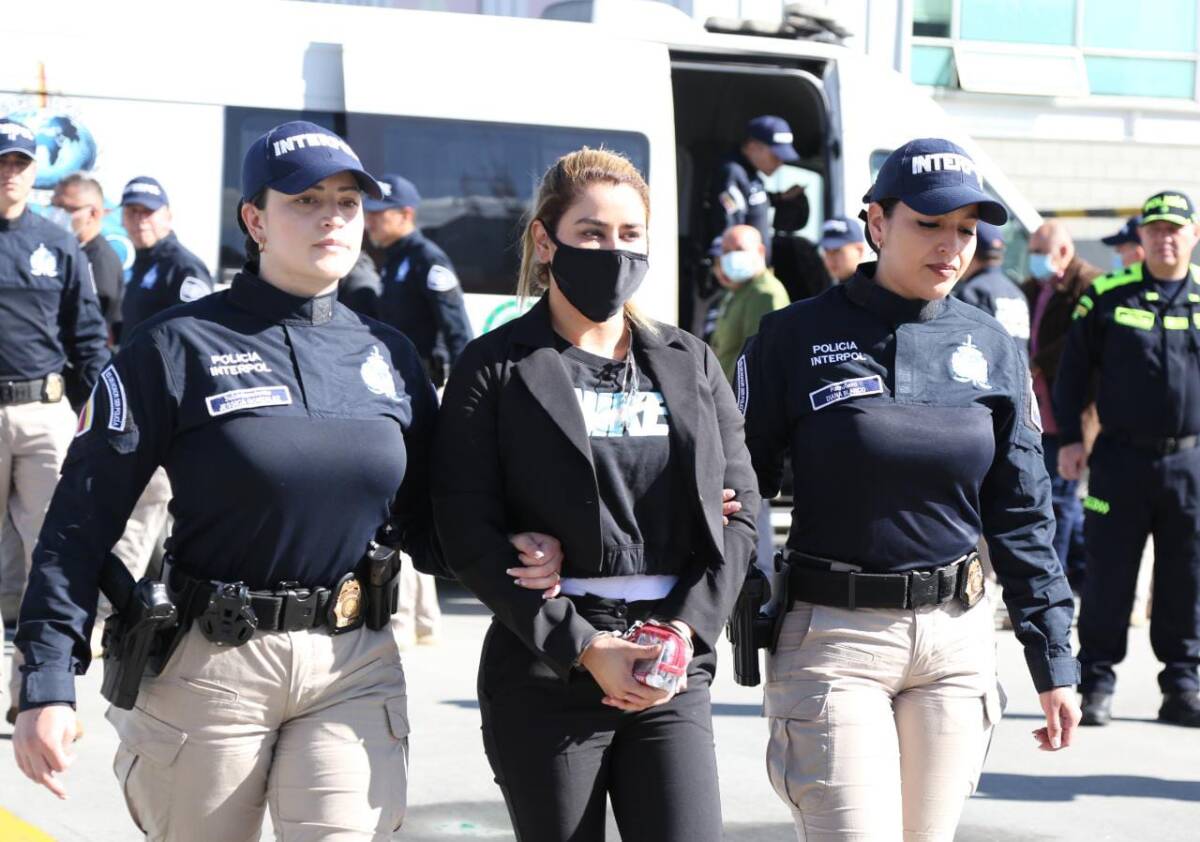 Se conocen las primeras imágenes de la extradición de la hermana de Otoniel 4 Se conocen las primeras imágenes de la extradición de la hermana de Otoniel Nini Johana Úsuga David, hermana de Dairo Antonio Úsuga, alias ‘Otoniel’, será extraditada este viernes hacia Estados Unidos, quien fue extraditado al país norteamericano el pasado 4 de mayo.