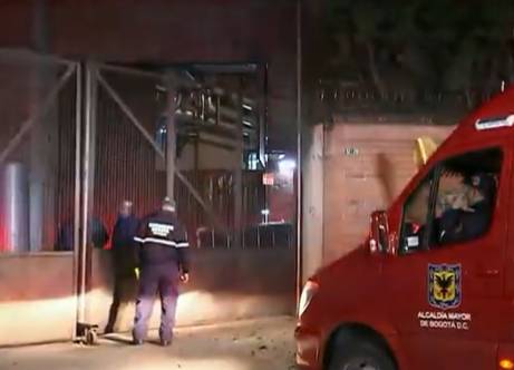 Terrible incendio se presentó en una fábrica de textiles en Kennedy 1 Terrible incendio se presentó en una fábrica de textiles en Kennedy En la madrugada de este viernes, una fábrica de textiles que está ubicada en el barrio Visión Colombia, en la localidad de Kennedy, se prendió en llamas, generando un gigantesco incendio.