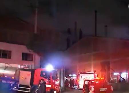 Terrible incendio se presentó en una fábrica de textiles en Kennedy En la madrugada de este viernes, una fábrica de textiles que está ubicada en el barrio Visión Colombia, en la localidad de Kennedy, se prendió en llamas, generando un gigantesco incendio.