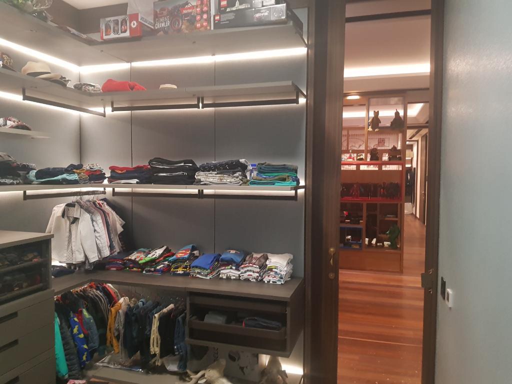Los lujos y las excentricidades de ‘Falcón’: tenía una colección de Ferraris 4 Los lujos y las excentricidades de ‘Falcón’: tenía una colección de Ferraris Juan José Valencia Zuluaga, más conocido como alias 'Falcón', era la mano derecha de ‘Otoniel’ y fue capturado por las autoridades en mayo del año pasado por ser acusado por las autoridades como el jefe de finanzas del Clan del Golfo, cargo que lo llevó a darse muchos lujos y excentricidades.
