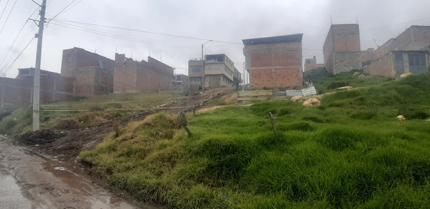 Conmoción por feminicidio de Jennifer en Ciudad Bolívar Los habitantes de un sector de la parte alta de Ciudad Bolívar, que para algunos vecinos es una extensión del barrio Los Alpes y para otros un sector conocido como Villa Tory, en la mañana de ayer se despertaron entre los gritos que salían de una vivienda del sector. No sabían qué ocurría, pero a juzgar por los alaridos era evidente que una escabrosa pelea sucedía dentro del predio, mientras los habitantes del sector apenas se desperezaban para empezar su jornada.
