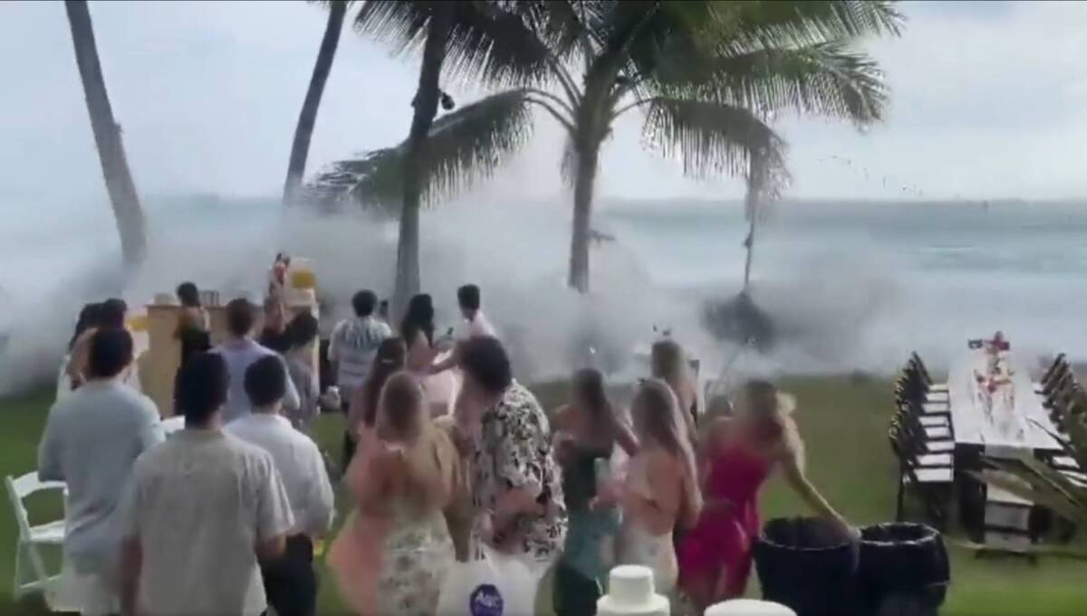 VIDEO: Tremendo susto se llevaron los asistentes a un matrimonio cerca al mar En video quedó registrado el susto que se llevaron varios asistentes a un matrimonio cuando las olas empezaron a crecer y se llevaron parte de la decoración de la fiesta.